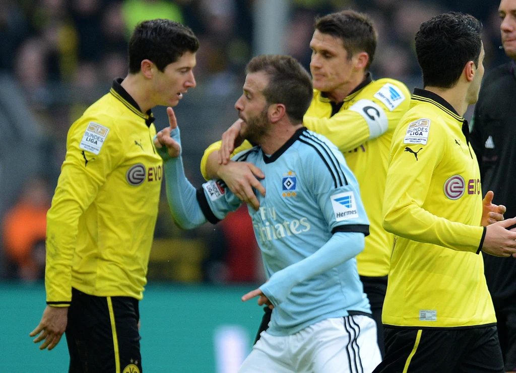 Robert Lewandowski w starciu z Rafaelem van der Vaartem