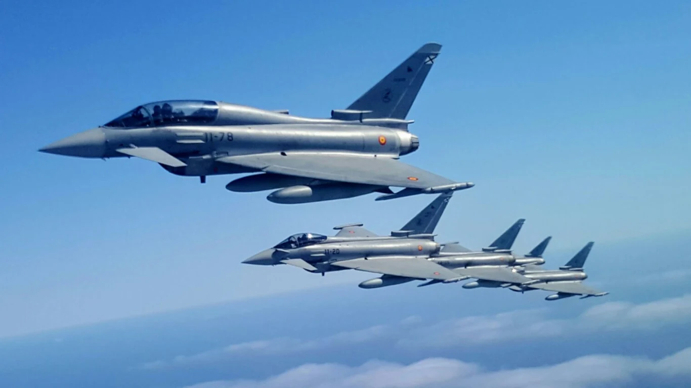 Flota powietrzna dziewięciu państw pojawiła się nad Polską. To jasny sygnał dla Rosji Formacja czterech nowoczesnych myśliwców wojskowych lecących nad chmurami na błękitnym niebie