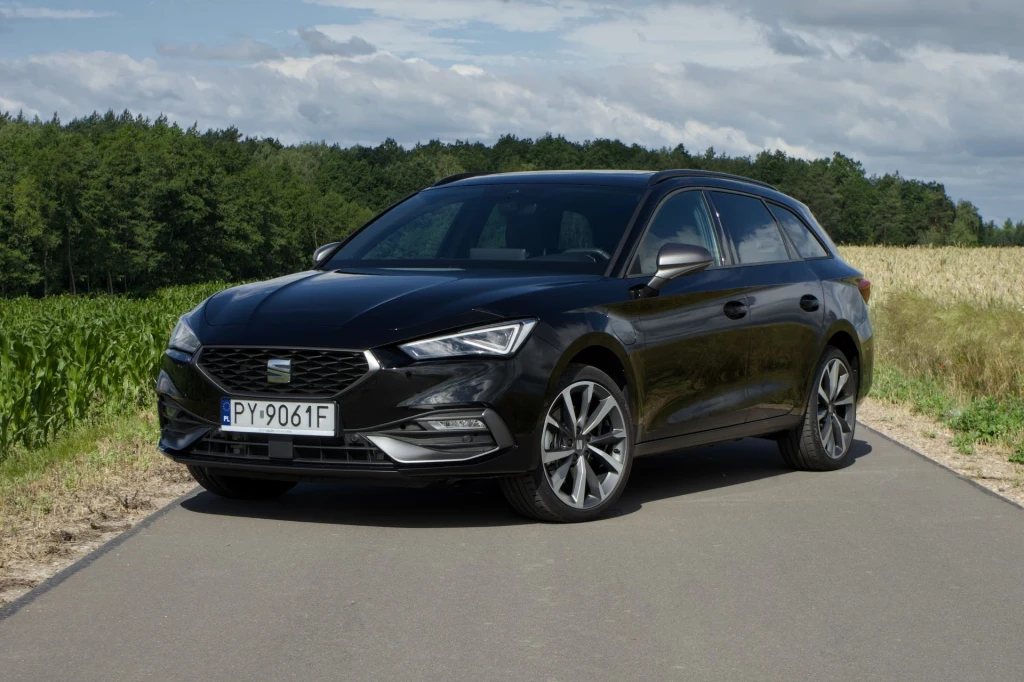 Seat Leon po modernizacji nie zmienił się z zewnątrz. Zmiany docenią szczególnie klienci wybierający hybrydę plug-in. Seat Leon po modernizacji nie zmienił się z zewnątrz. Zmiany docenią szczególnie klienci wybierający hybrydę plug-in.