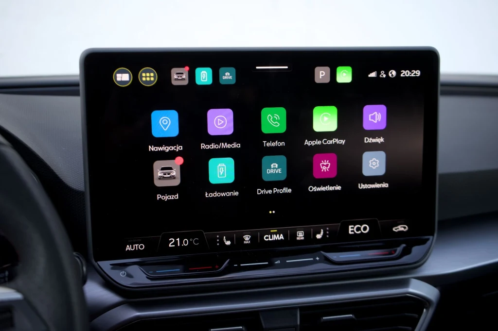 Do obsługi nowego systemu multimediów w standardzie służy ekran o przekątnej 10,4 cala. Opcjonalnie może mieć 12,9 cala. Kolorowy ekran dotykowy w samochodzie prezentujący rozbudowane menu systemu multimedialnego z ikonami takimi jak nawigacja, radio, telefon, ustawienia, klimatyzacja i wskaźnik temperatury, godziny i trybu jazdy ECO.