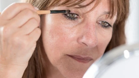 Po "50" wyrzuć te produkty z kosmetyczki. Taki makijaż dodaje lat