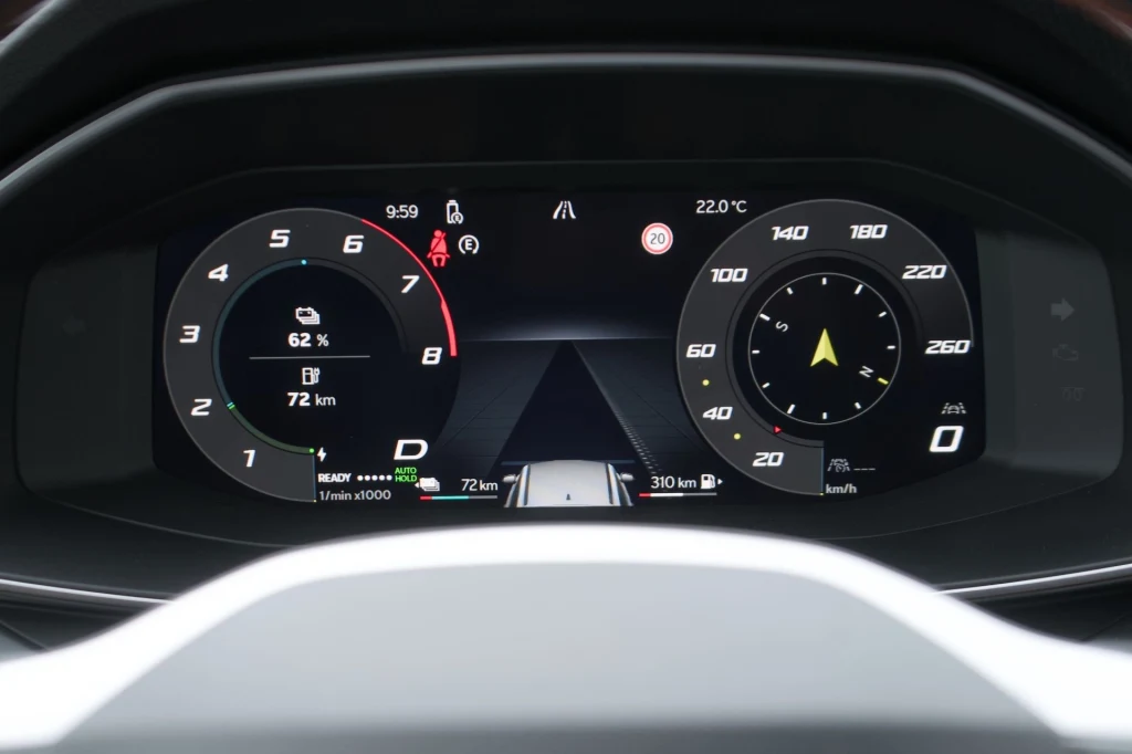 Po liftingu Seat Leon został wyposażony w nowy interfejs wyświetlacza wskaźników. Niezmiennie znajdziemy tu 10,25-calowy wyświetlacz. Cyfrowy wyświetlacz samochodowy pokazujący prędkościomierz, obrotomierz, poziom naładowania akumulatora, szacowany zasięg, wskazania nawigacji oraz temperaturę zewnętrzną.