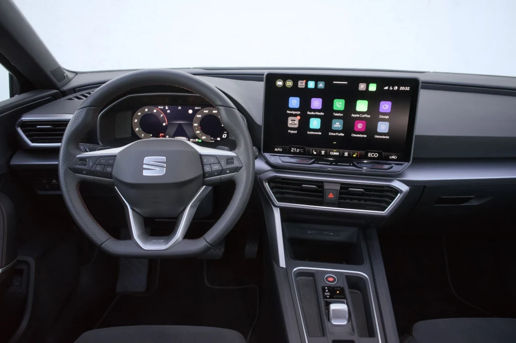 Po modernizacji wciąż klimatyzację obsługujemy za pomocą dotykowych pól. W końcu są one jednak podświetlane. Wnętrze nowoczesnego samochodu marki SEAT z cyfrowym zestawem wskaźników, dużym ekranem dotykowym z widokiem na interfejs multimedialny oraz wielofunkcyjną kierownicą.