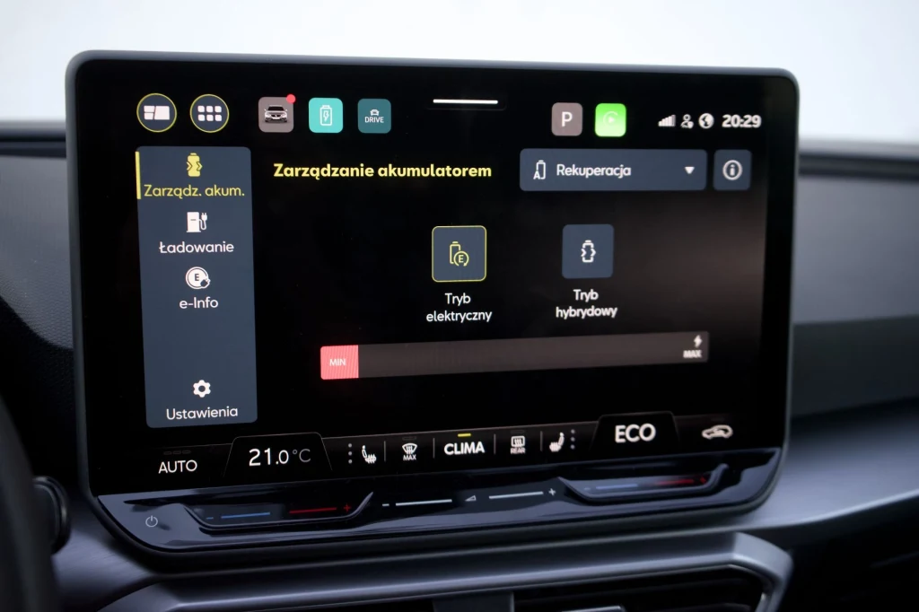 Pracą napędu można sterować z poziomu ekranu multimediów. Kierowca może ustawić poziom naładowania akumulatora, który będzie stale utrzymywany przez układ. Panel sterowania systemem multimedialnego samochodu z wyświetlanym menu zarządzania akumulatorem, trybem elektrycznym i hybrydowym, temperatura ustawiona na 21 stopni, aktywny tryb jazdy ECO.