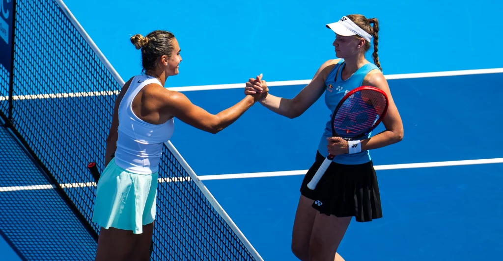 W Wuhanie dojdzie jednak do kolejnego starcia Aryny Sabalenki (z lewej) z Jeleną Rybakiną. Kazaszka też wygrała w 1/8 finału