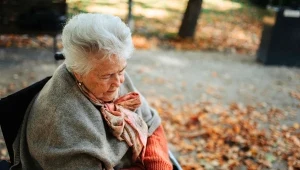 Jesienny spadek energii u seniorów. Tak odróżnisz zwykłe zmęczenie od objawów choroby
