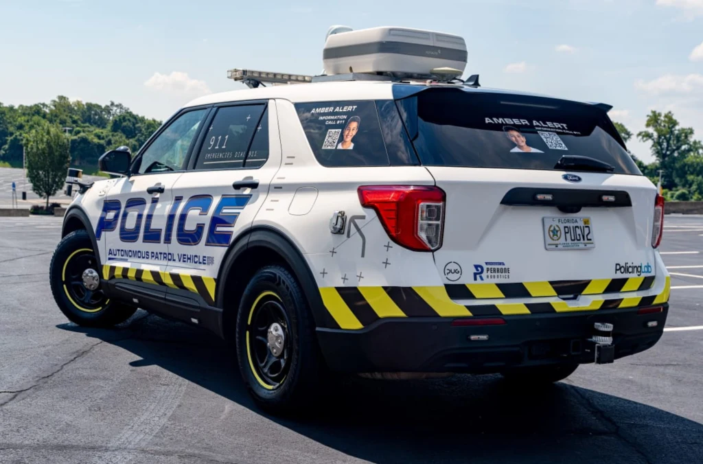 Autonomiczny radiowóz w USA patroluje ulice Miami. Autonomiczny radiowóz w USA patroluje ulice Miami.