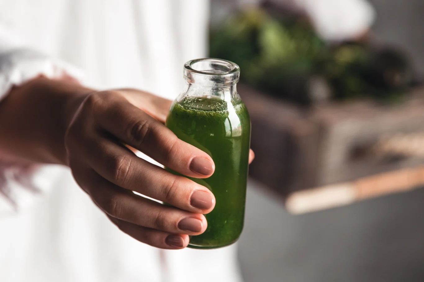 Regularne picie soku z pokrzywy poprawia odporność, oczyszcza organizm z toksyn i wzmacnia włosy oraz paznokcie