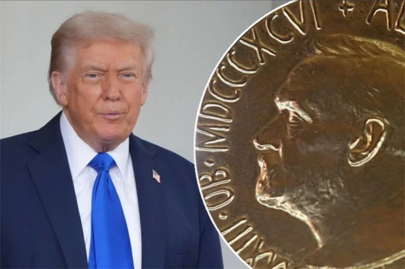 Mężczyzna w garniturze z niebieskim krawatem stoi obok zbliżenia na medal lub monetę z profilem mężczyzny i napisami wokół krawędzi.