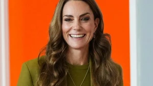 Drobiazg na dłoni Kate zwrócił uwagę wszystkich. Wcześniej go nie miała