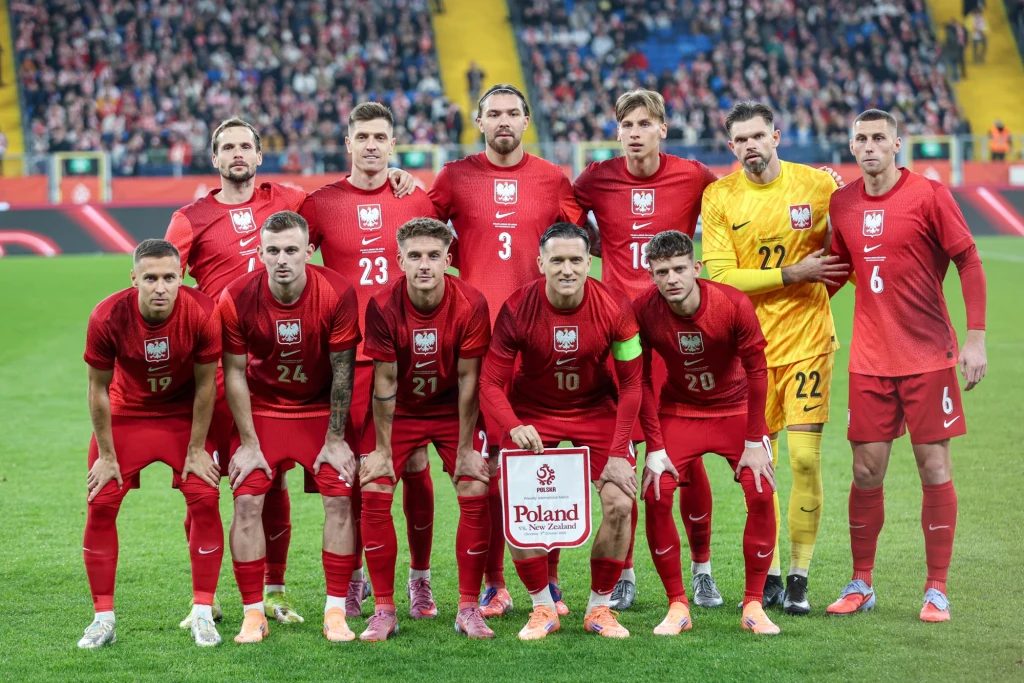 Taką jedenastką "Biało-Czerwoni" prawdopodobnie po raz drugi nie wybiegną już na murawę Reprezentacja Polski w piłce nożnej pozująca do wspólnego zdjęcia na murawie stadionu, zawodnicy ubrani w czerwone stroje, w tle widoczni kibice na trybunach.