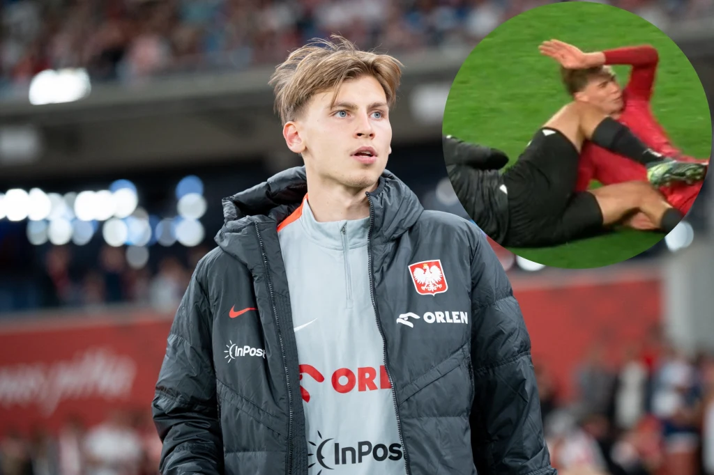 Jan Ziółkowski padł ofiarą bezpardonowego wślizgu rywala Młody piłkarz w kurtce reprezentacji Polski podczas wydarzenia sportowego, w tle stadion i kibice, w rogu okrągły wstawiony fragment z kontuzją gracza na boisku.