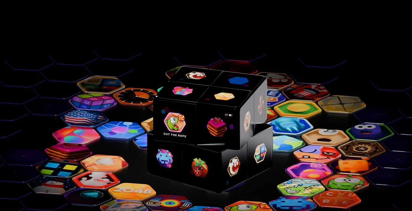 WOWCube Czarne opakowania ozdobione kolorowymi grafikami sześcianów otoczone wielokolorowymi heksagonalnymi grafikami rozmieszczonymi na ciemnym tle, tworząc efekt świetlistych pól.