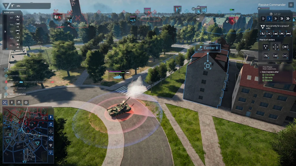 Fragment rozgrywki z Systemic War Czołg na skrzyżowaniu dróg w miejskim otoczeniu, otoczony przez budynki mieszkalne i drzewa, z widocznymi interfejsami gry komputerowej, mapą oraz panelami dowodzenia w tle.