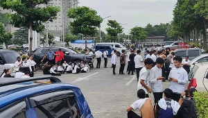 Pracownicy centrum handlowego w Davao City (Mindanao) ewakuowani po trzęsieniu ziemi