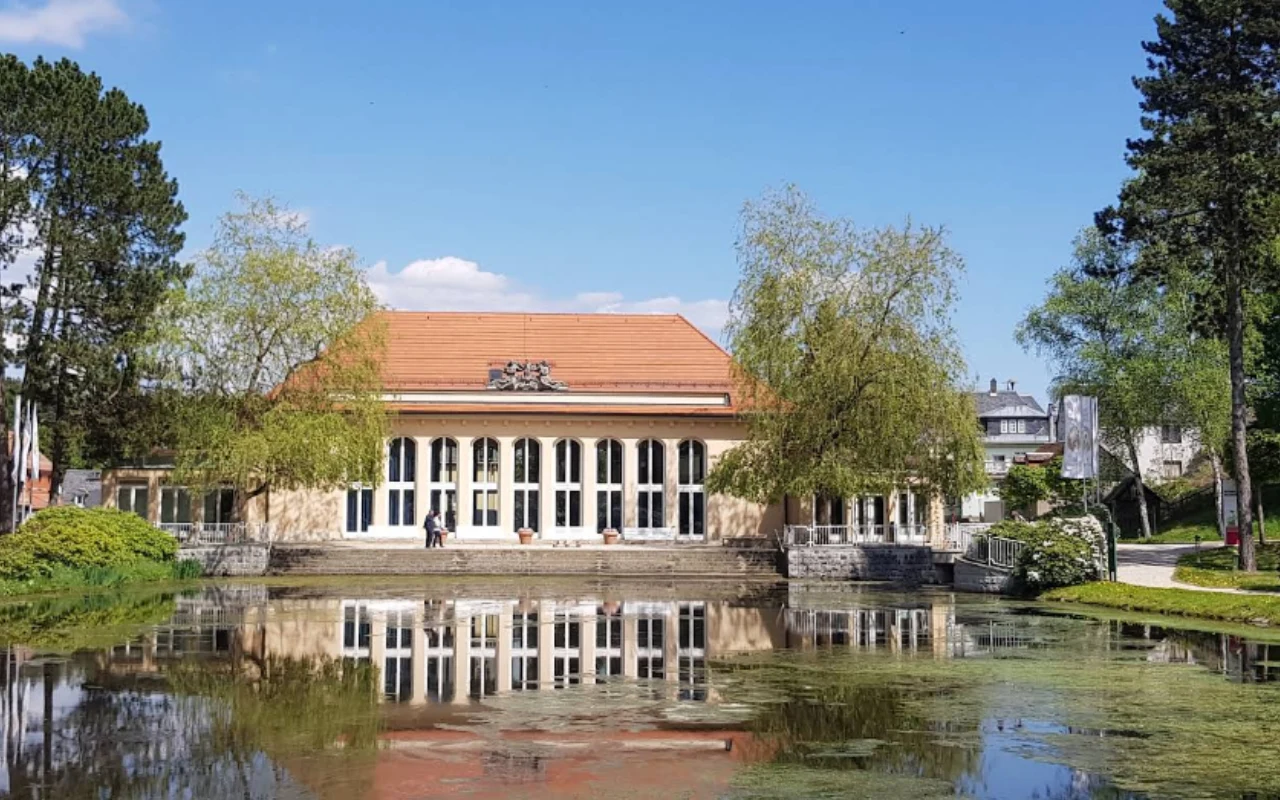 Uzdrowisko słynące z najsilniejszych źródeł wód rodanowych na świecie leży za polską granicą. Co oferuje przybyłym kuracjuszom?