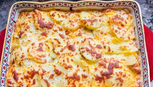 Zapiekanka ziemniaczana z kurczakiem to prosty obiad dla rodziny, który rozgrzeje i nasyci