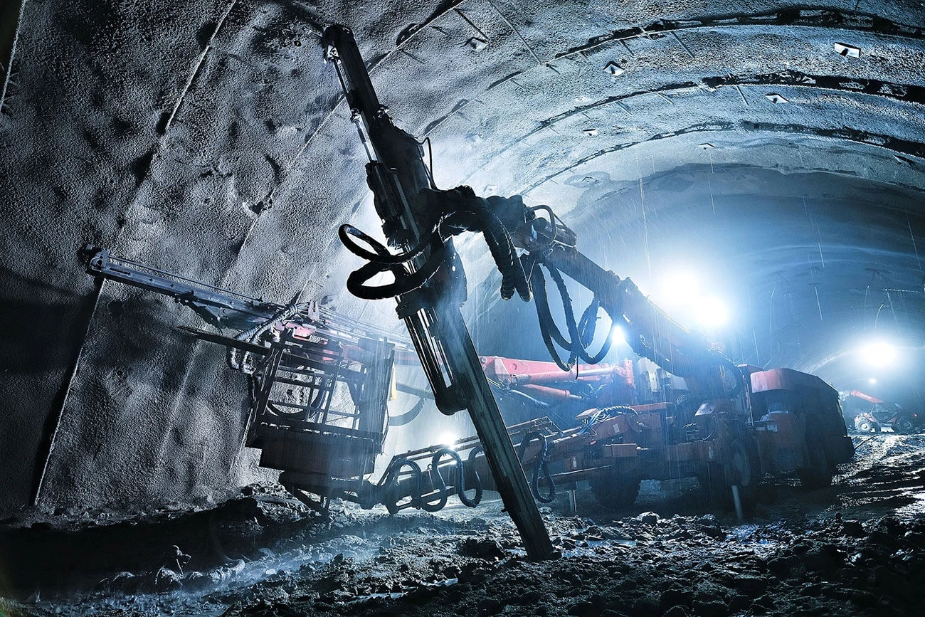 Tunel Bazowy Brenner ma być gotowy dopiero za kilka lat. Potężna maszyna górnicza lub tunelowa pracująca wewnątrz tunelu skalnego, dookoła panuje półmrok, a jasne światła oświetlają wnętrze wyrobiska, podłoże pokryte jest kamieniami i błotem.