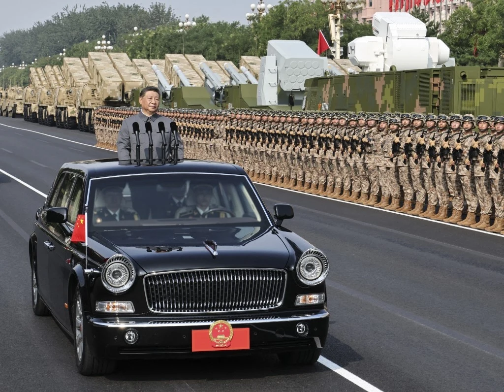 Xi Jinping podczas parady militarnej z okazji 80. rocznicy zwycięstwa w chińskiej wojnie ludowej Xi Jinping podczas parady militarnej z okazji 80. rocznicy zwycięstwa w chińskiej wojnie ludowej