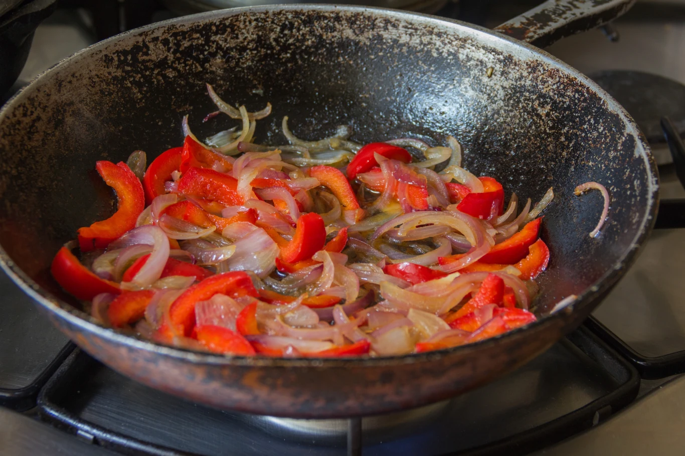 Na patelni podsmaż pokrojoną paprykę i cebulę