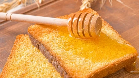 Kromka chleba pokaże, czy miód jest prawdziwy.