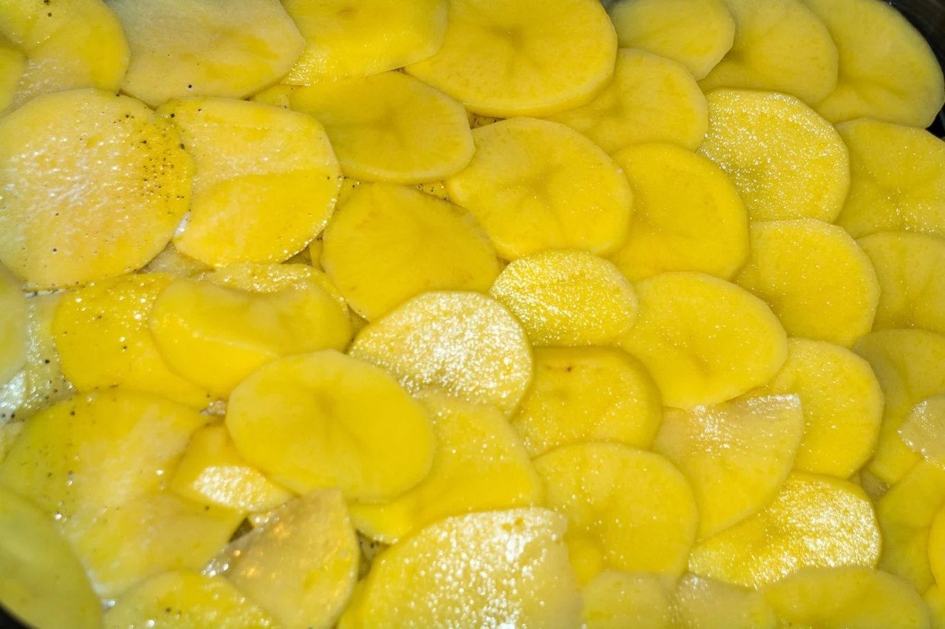 Ziemniaki układaj na jedną warstwę - tak, żeby zachodziły lekko na siebie