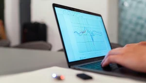 Wybierając program do monitorowania komputera pracownika, warto postawić na rozwiązanie, które łączy funkcjonalność z dostosowaniem do polskiego rynku