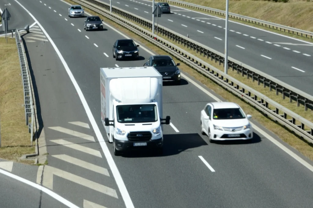 Co decyduje o tym, kiedy trzeba zjechać na prawy pas, ustępując szybciej jadącemu kierowcy? Co decyduje o tym, kiedy trzeba zjechać na prawy pas, ustępując szybciej jadącemu kierowcy?