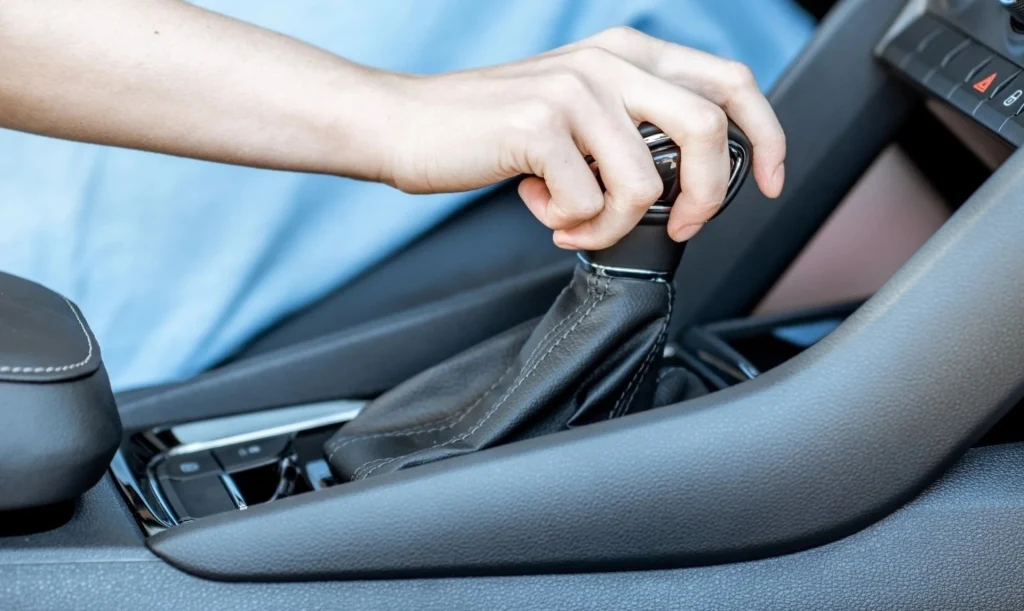 Kierowcy samochodów z automatyczną skrzynią muszą uważać na to, jak parkują