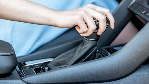 Kierowcy samochodów z automatyczną skrzynią muszą uważać na to, jak parkują