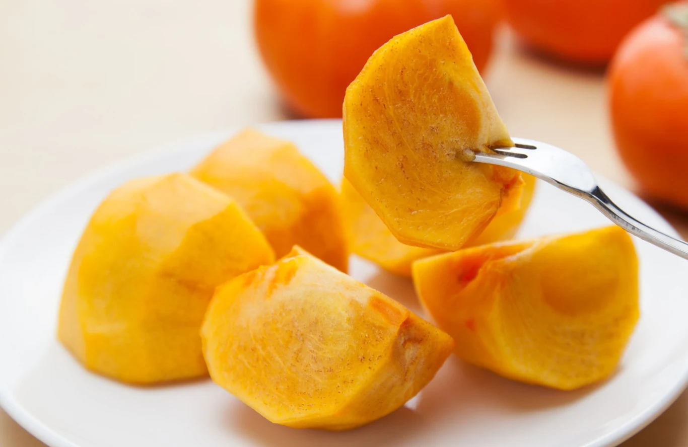 Owoce kaki można obrać lub jeść ze skórką Owoce kaki można obrać lub jeść ze skórką