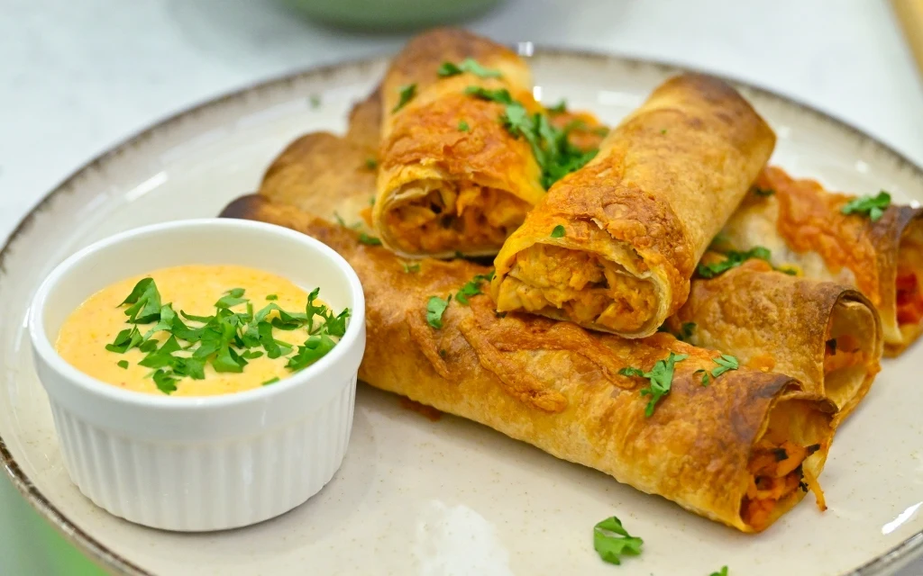 Taquitos z kurczakiem i sosem serowo-jajecznym Karoliny Stolarskiej-Bigos. Idealne na chłodny, jesienny wieczór
