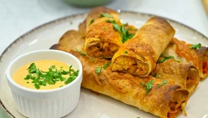 Taquitos z kurczakiem i sosem serowo-jajecznym Karoliny Stolarskiej-Bigos. Idealne na chłodny, jesienny wieczór