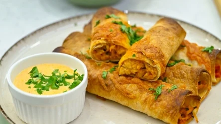 Taquitos z kurczakiem i sosem serowo-jajecznym Karoliny Stolarskiej-Bigos. Idealne na chłodny, jesienny wieczór