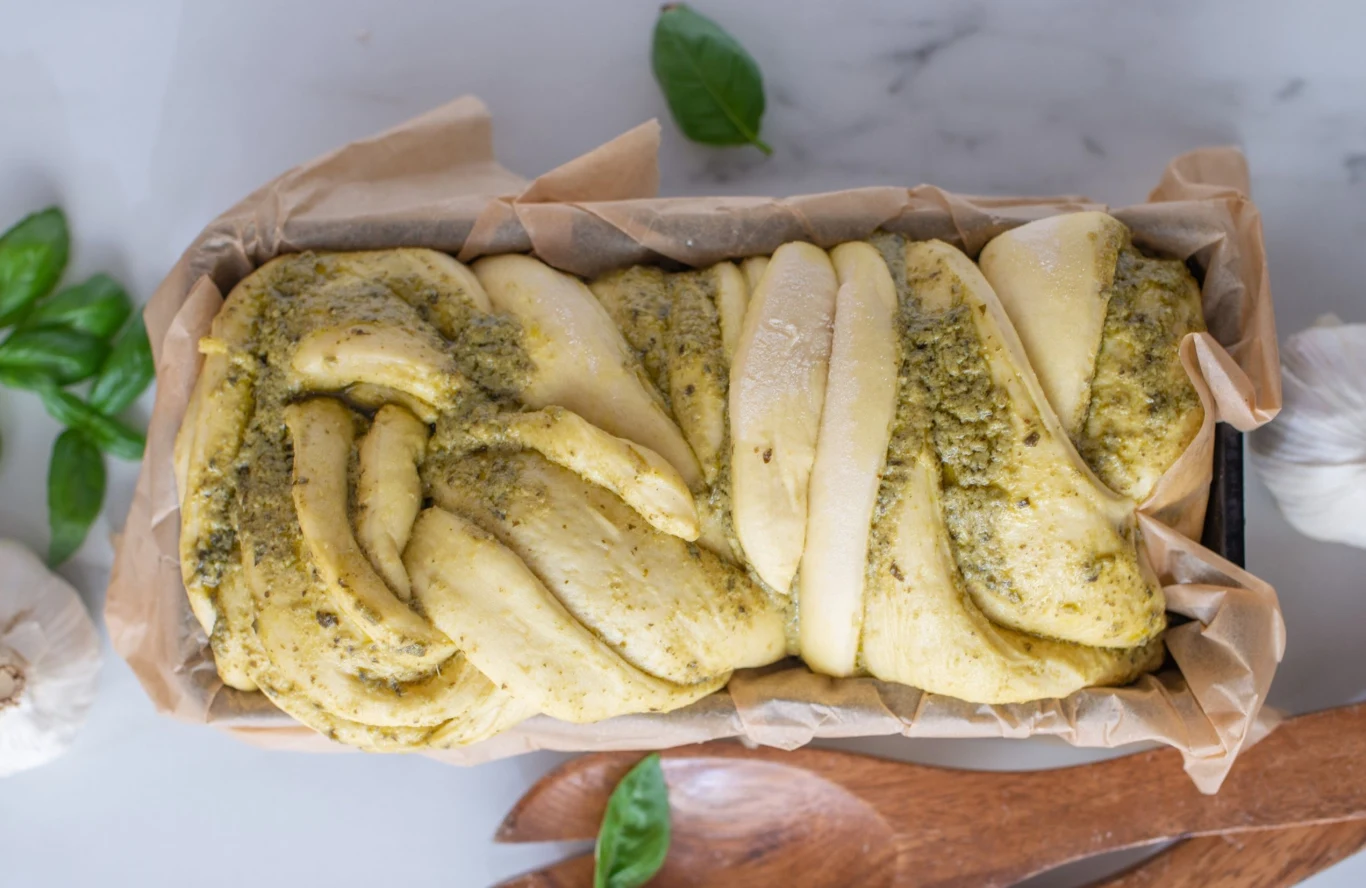 Po wyjęciu od razu podawaj, najlepiej odrywając kawałek po kawałku.