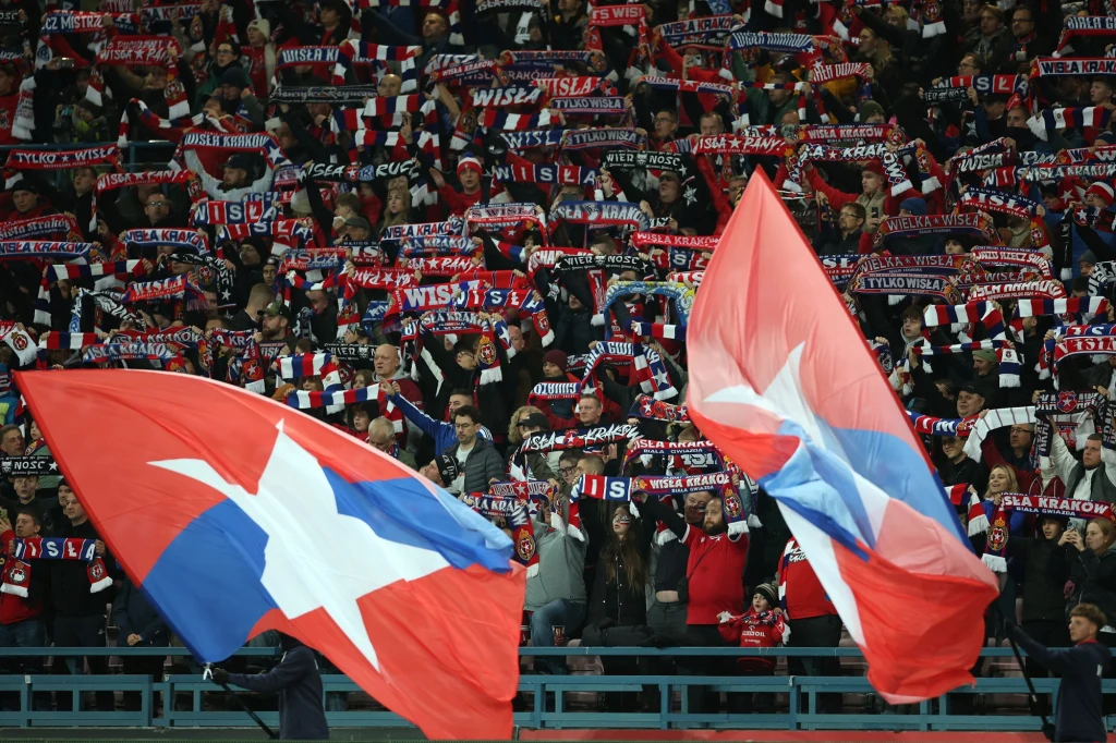 Kibice Wisły Kraków przesadzili podczas ostatniego meczu z Ruchem Chorzów. Jest kara od PZPN Tłum kibiców na trybunach stadionu machających czerwono-niebieskimi szalikami i dużymi flagami zespołu Wisła Kraków.