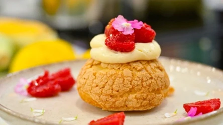Deser jak z najlepszej paryskiej cukierni. Ptysie z kruszonką, waniliowym kremem patissiere i malinami