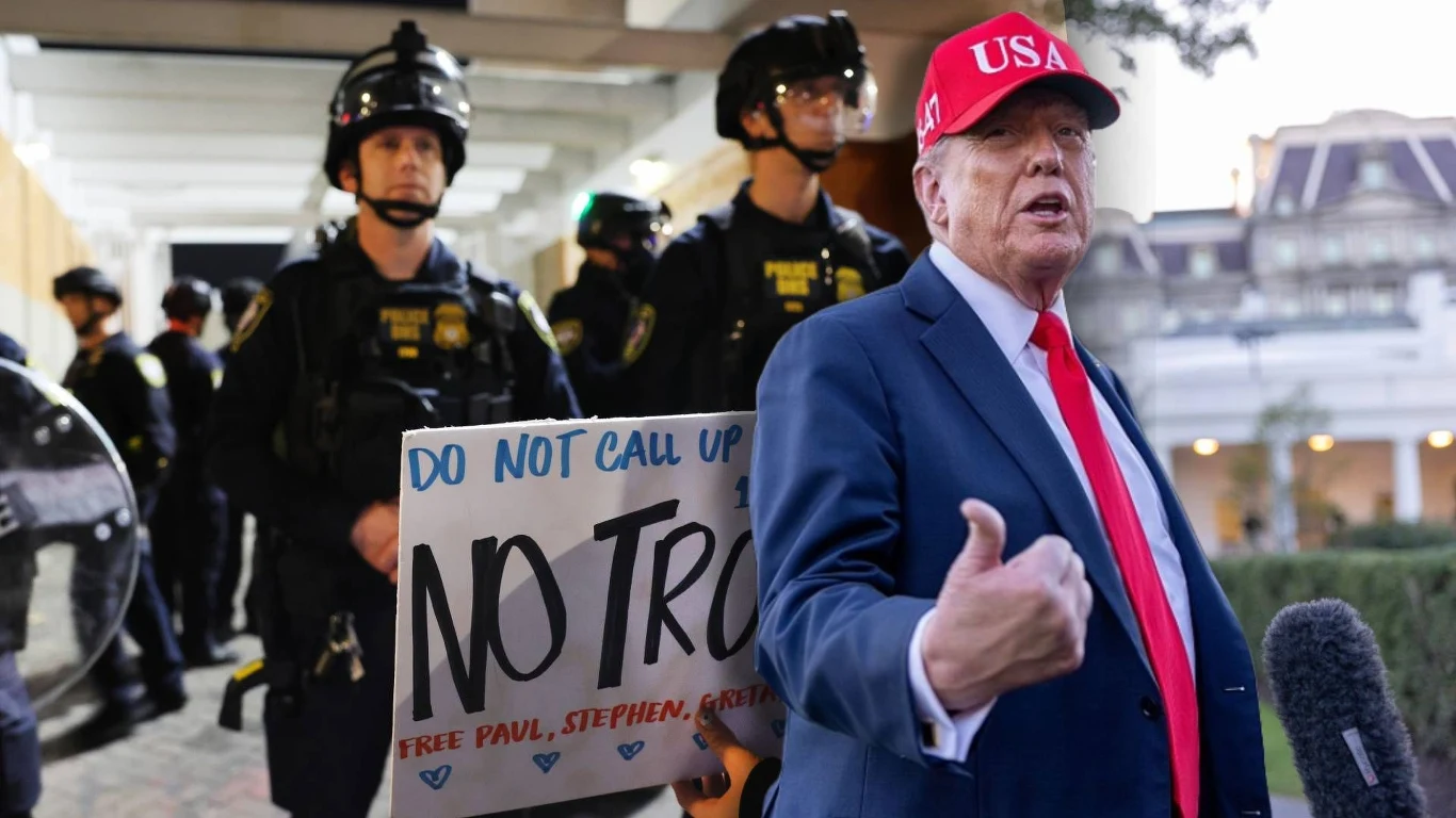 Donald Trump chce gwardii narodowej w Portland i Chicago Były prezydent USA noszący czerwoną czapkę z napisem 'USA' stojący przed grupą policjantów w mundurach taktycznych, w tle widoczny transparent protestacyjny z napisem 'NO TRUMP'.