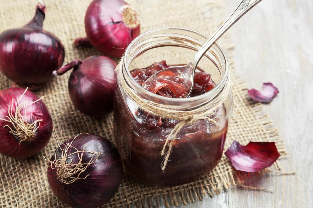 Przepis na dżem z cebuli warto mieć w zanadrzu, gdy w kuchni zaczyna wiać nudą