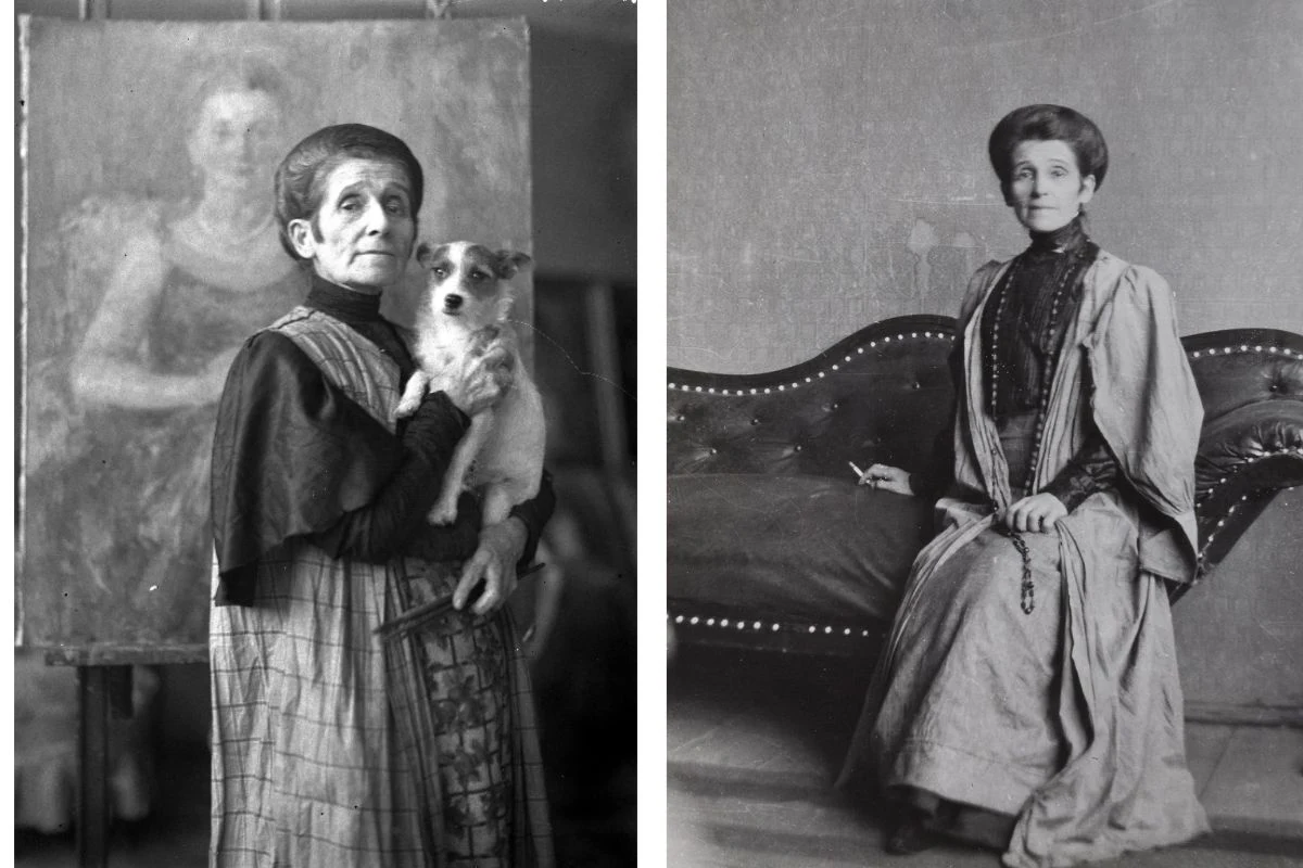 Po lewej kobieta trzyma psa na rękach, stoi przed obrazem z portretem, po prawej ta sama kobieta siedzi na kanapie w długiej sukni, w tle gładka ściana.
