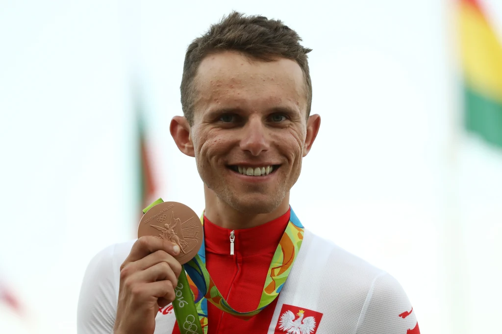 Rafał Majka prezentujący medal z Rio de Janeiro