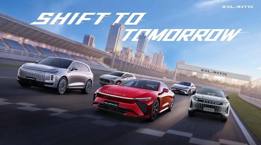 Podczas szczytu marka zaprezentuje odnowioną Ecosystem Hall Pięć nowoczesnych samochodów elektrycznych jadących po torze wyścigowym, na tle panoramy miasta, dynamiczna kompozycja podkreślająca innowacyjność i szybkość pojazdów, na górze napis Shift to Tomorrow.