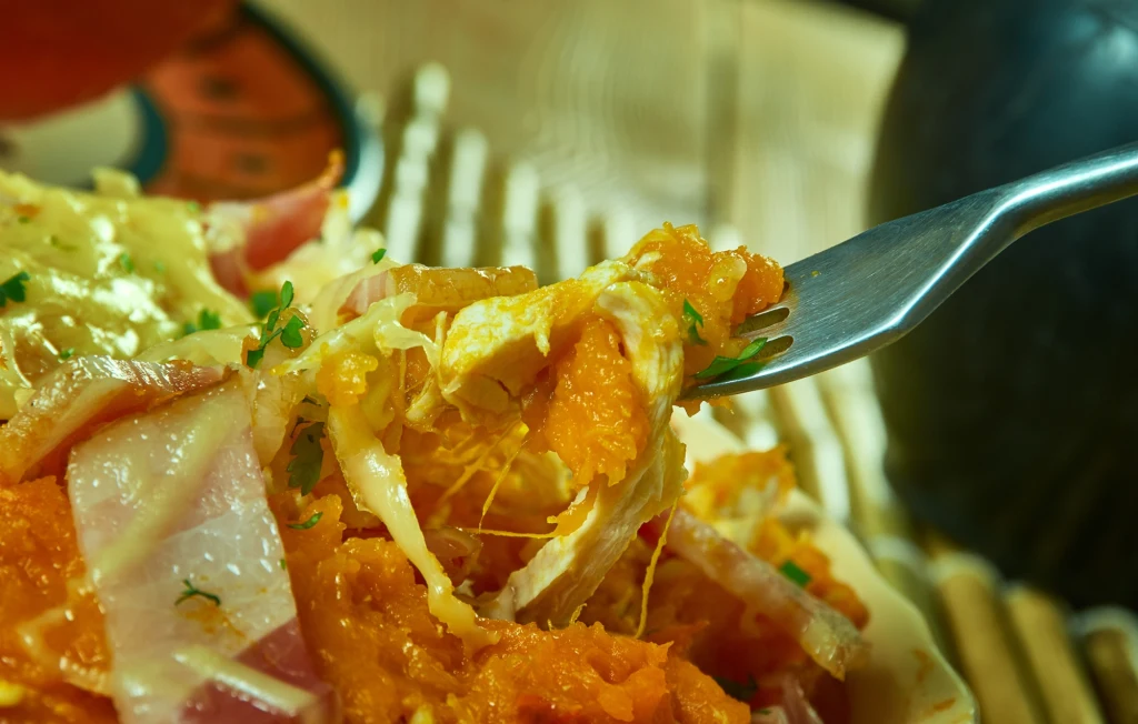 Do przygotowania tej potrawy możesz również użyć innego makaronu - np. rurki czy kokardki Widelcem nabierany jest kęs potrawy z rozpuszczonym serem, zapieczonym boczkiem oraz kawałkami warzyw, całość posypana świeżymi ziołami.