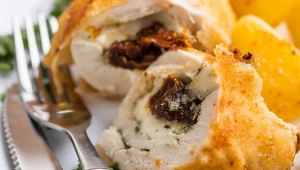 Kurczak z suszonymi pomidorami i mozzarellą wychodzi soczysty i pyszny