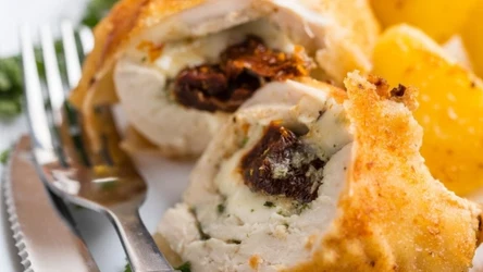 Kurczak z suszonymi pomidorami i mozzarellą wychodzi soczysty i pyszny