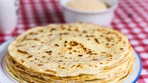 Cieniutkie naleśniki można usmażyć bez problemu we własnej kuchni