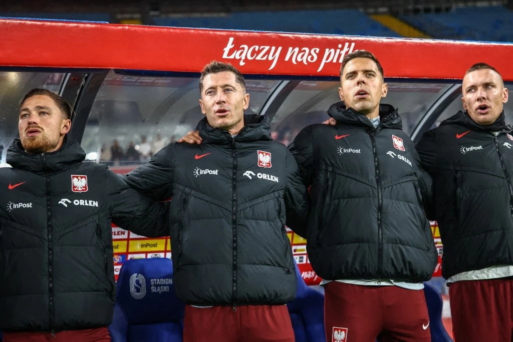 Robert Lewandowski powinien rozpocząć ważny mecz na ławce rezerwowych? Sensacyjny plan Robert Lewandowski powinien rozpocząć ważny mecz na ławce rezerwowych? Sensacyjny plan
