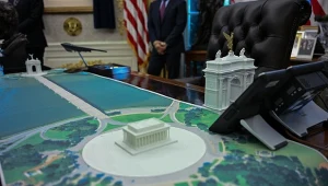 Media o nowym projekcie Trumpa. Makieta stoi na jego biurku
