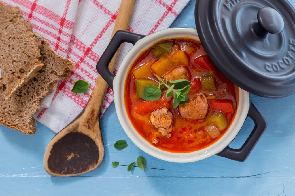 Gulasz drobiowy jest pyszny, sycący i lekkostrawny Gulasz drobiowy jest pyszny, sycący i lekkostrawny