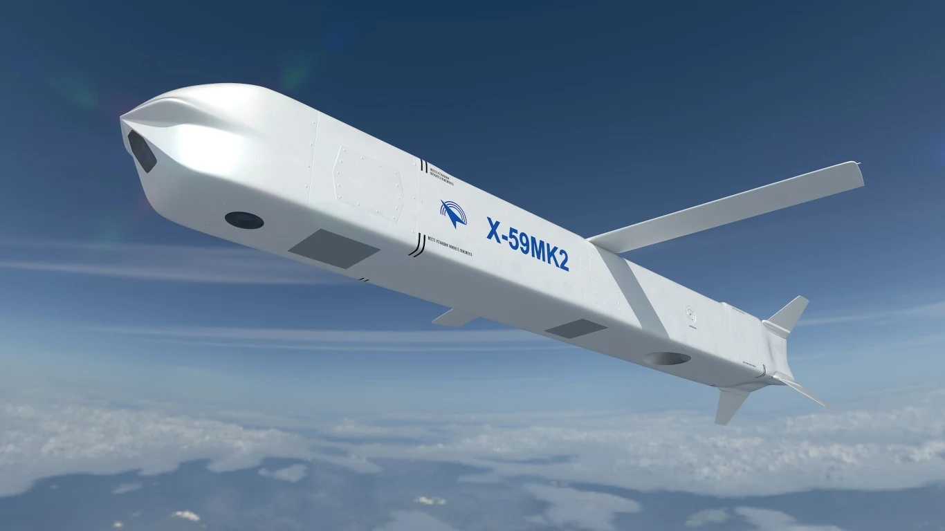 Rosyjski pocisk Kh-59/69 zestrzelony przez system Patriot. Pokazali nagranie Pocisk manewrujący X-59MK2 lecący nad chmurami na tle nieba, z wyraźnie widocznymi detalami aerodynamicznymi i nazwą modelu na kadłubie.